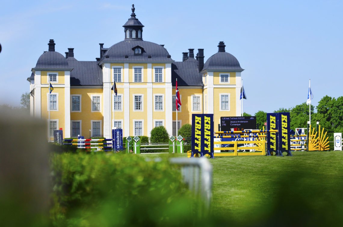 Strömsholms slott med hopphinder framför